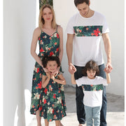 Trajes a juego para madre, padre y niños con estampado de flores