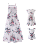 Moda para madre y bebé con estampado floral.