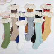 Calcetines largos lindos de flores con volantes de encaje para niñas