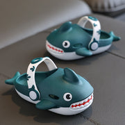 Zapatillas lindas de tiburón de dibujos animados para niños