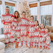 Conjunto de pijama a juego familiar con estampado navideño