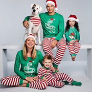 Conjunto de pijamas familiares a juego en Navidad